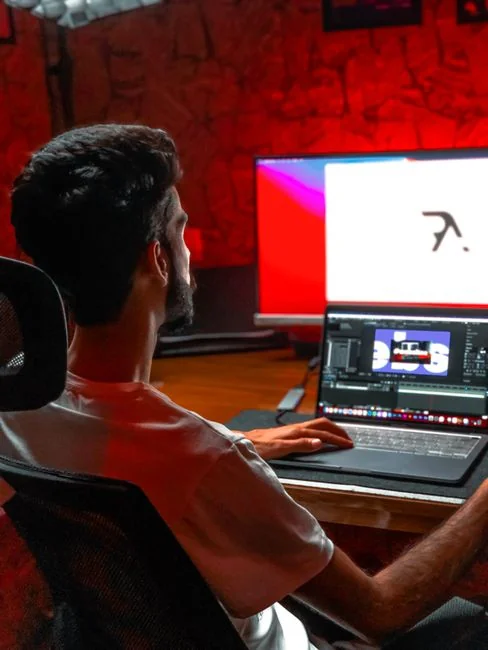 Un écran d’ordinateur moderne affichant un travail de conception web, mettant en valeur des visuels créatifs dans un espace de travail.