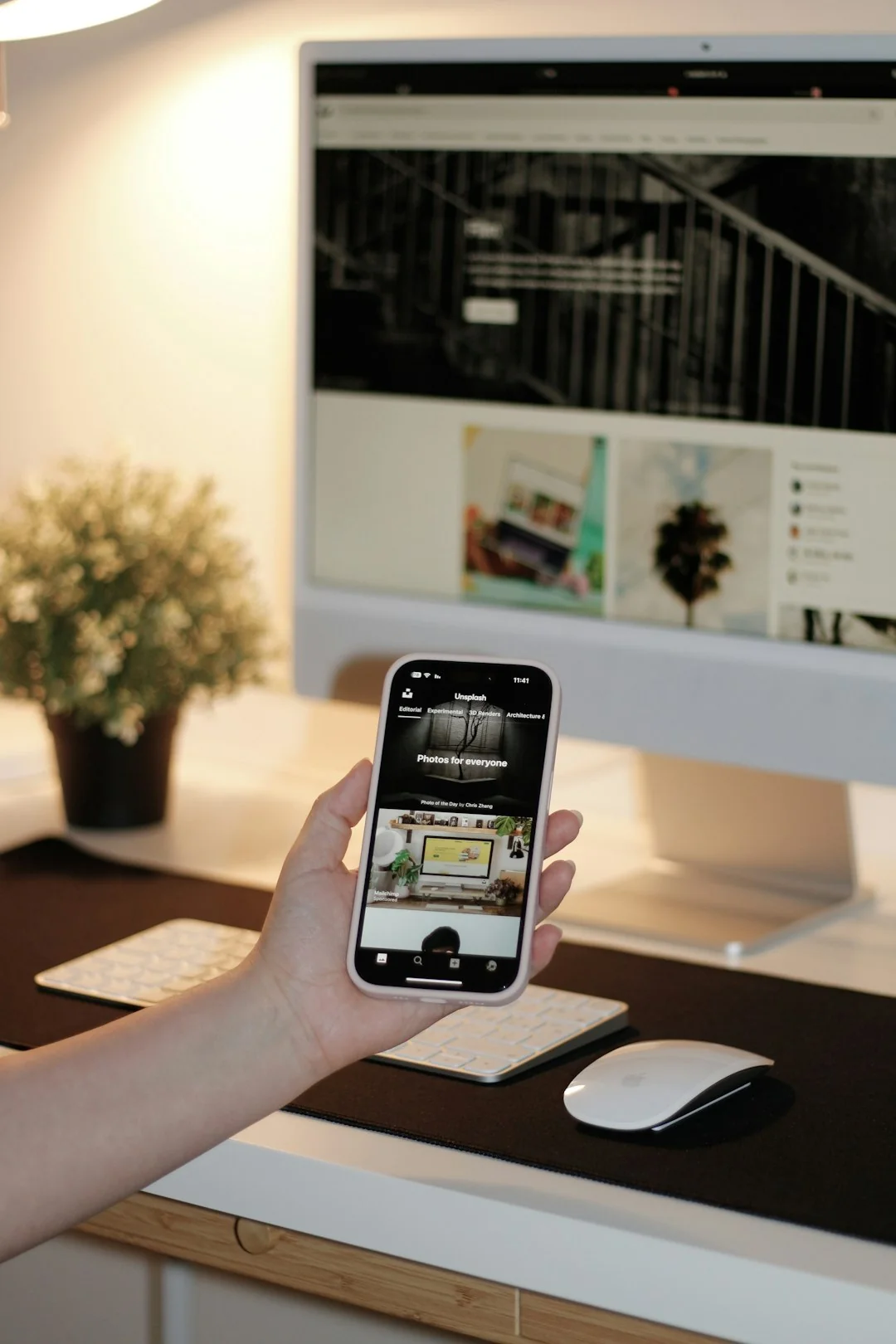 Un bureau élégant et soigné, avec des appareils Apple : iMac, MacBook et iPad.